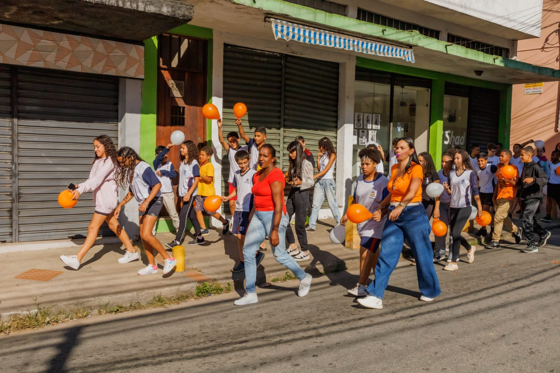 Alunos, professores e equipe da unidade escolar na caminhada por um trânsito mais seguro - Bruno Nepomuceno