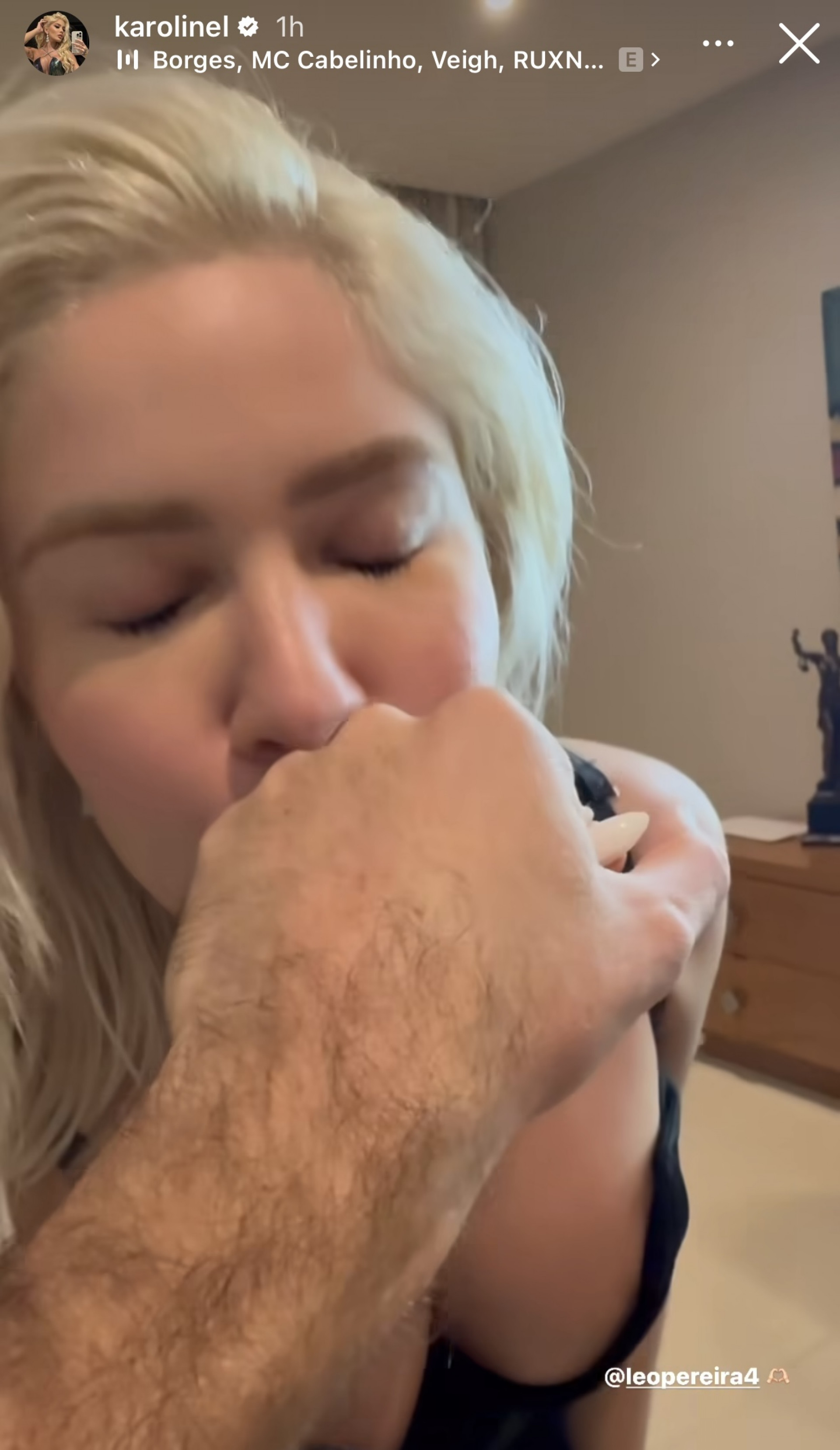 Karoline Lima e Léo Pereira fazem tatuagem de casal e brincam: 'Breguice' - Reprodução