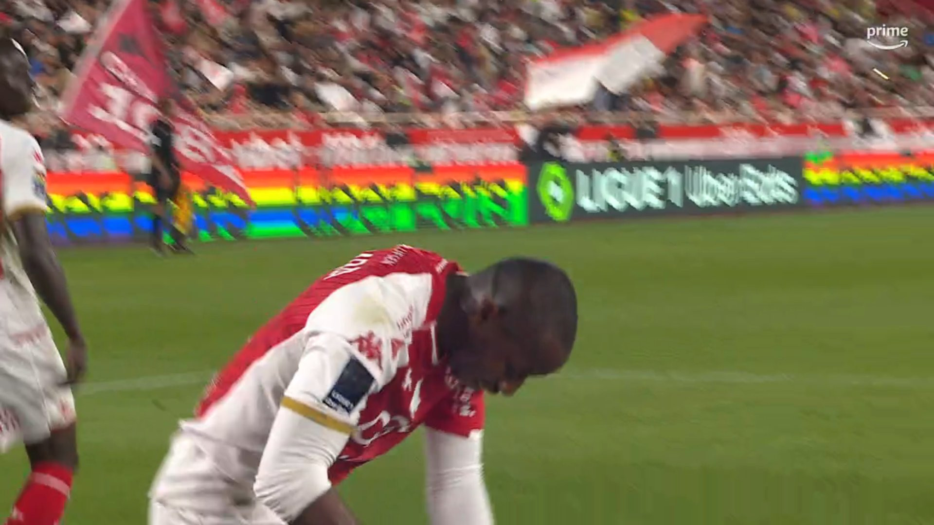 Mohamed Camara, do Monaco, atuando com o distintivo em apoio a comunidade LGBTQIA+ tapado (Foto: Reprodução de vídeo)