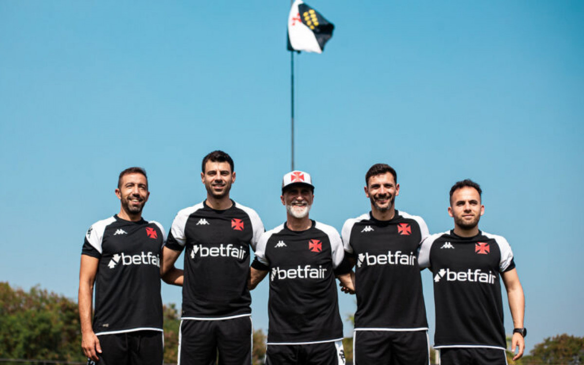Técnico do Vasco, Álvaro Pacheco (ao centro), com os membros da comissão técnica que vieram de Portugal com ele