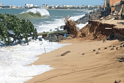 Ressaca em Macaé: 72 imóveis interditados e queda de cinco postes registrada