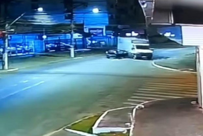 Acidente de trânsito é flagrado por câmera de vigilância em Rio Bonito 