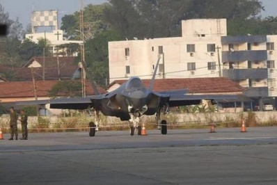 Caça F-35C da Marinha dos EUA faz pouso de emergência em São Pedro da Aldeia