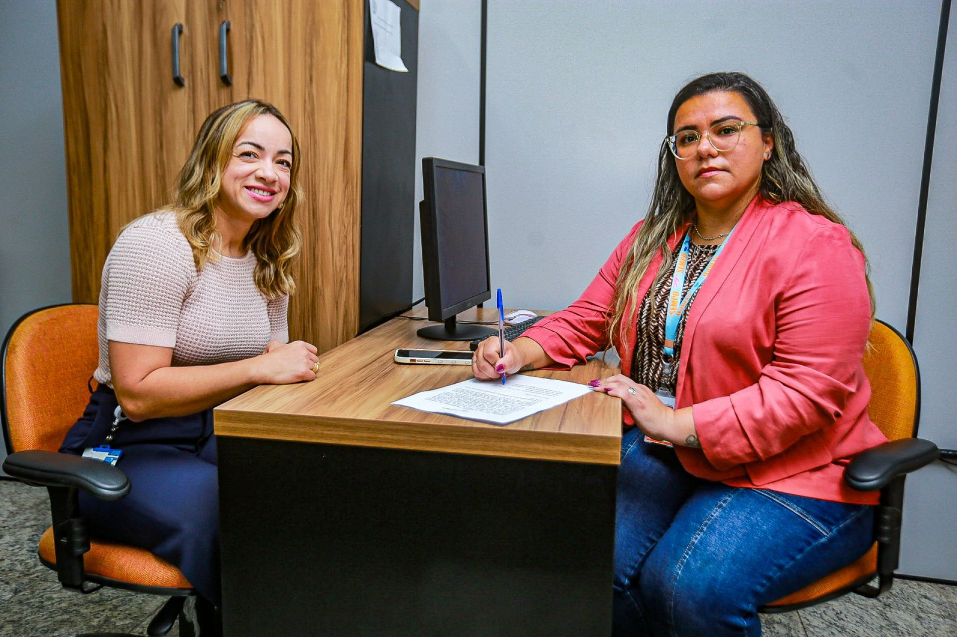 A secretária da pessoa com Deficiência, Priscila Jacob, assina o termo de recebimento da van adaptada - Rafael Barreto / PMBR