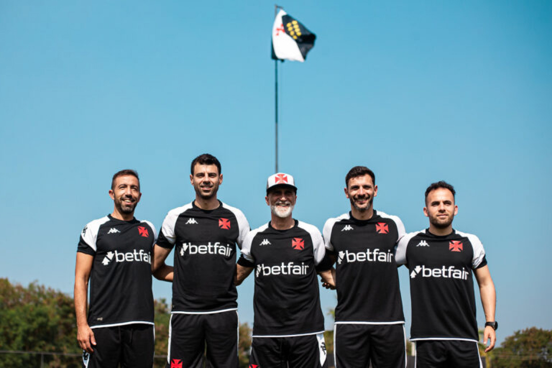 Técnico do Vasco, Álvaro Pacheco (ao centro), com os membros da comissão técnica que vieram de Portugal com ele - Leandro Amorim / Vasco