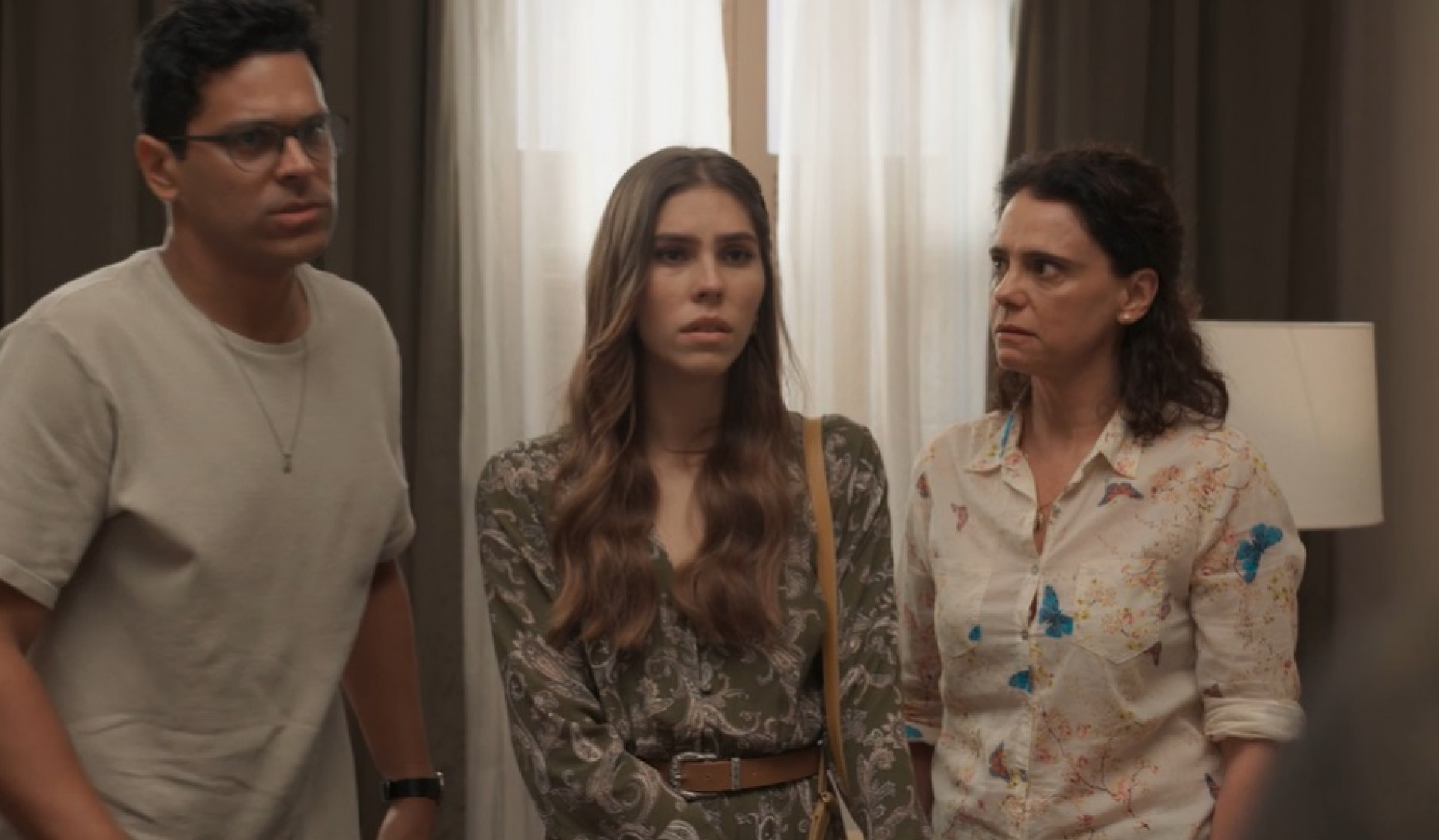 Buba vai até a casa dos pais, acompanhada de José Augusto - Reprodução de vídeo / TV Globo