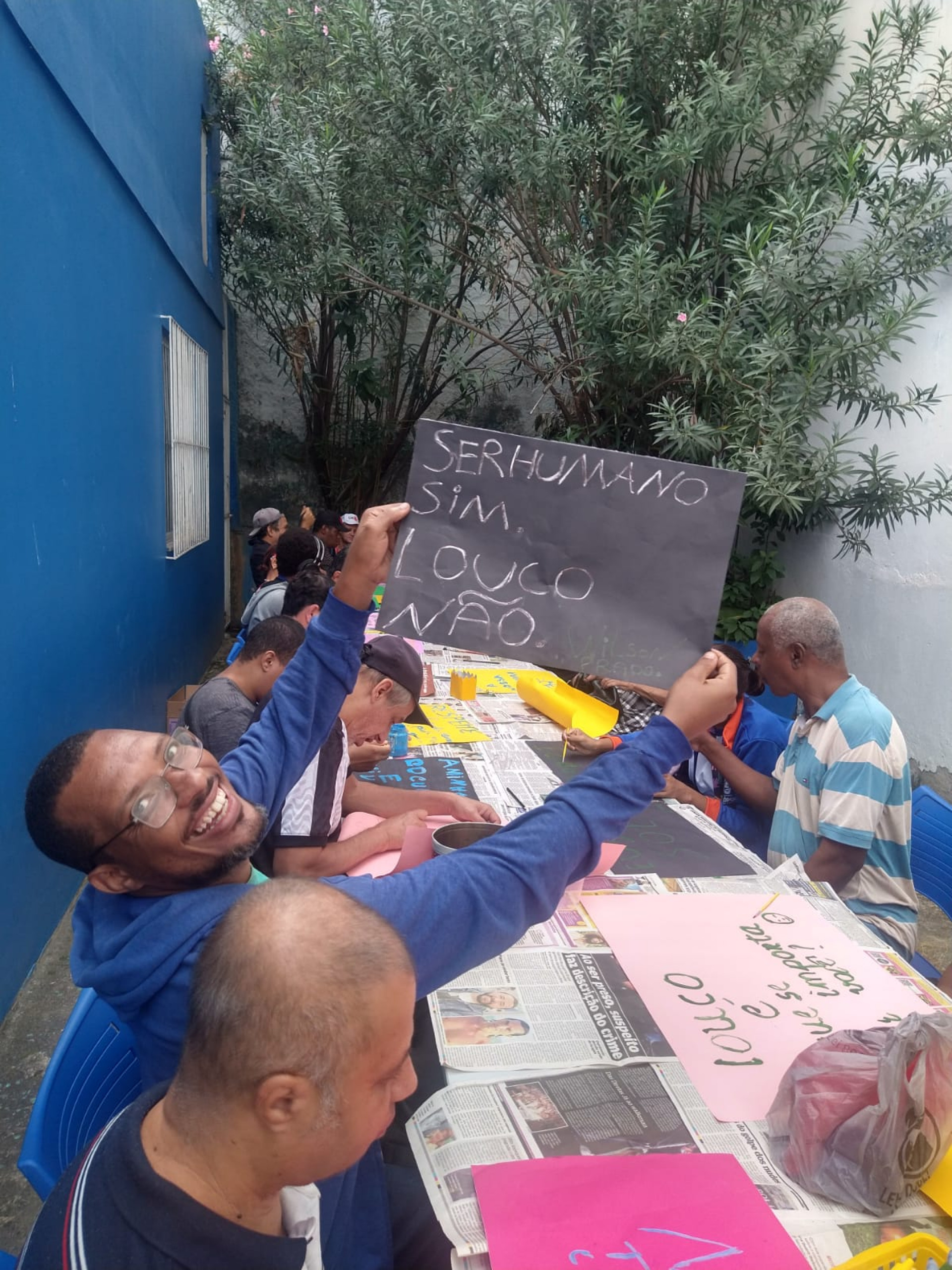 Confecção de cartazes realizada nesta terça-feira no CAPS II Espaço Vivo - Divulgação / PMN