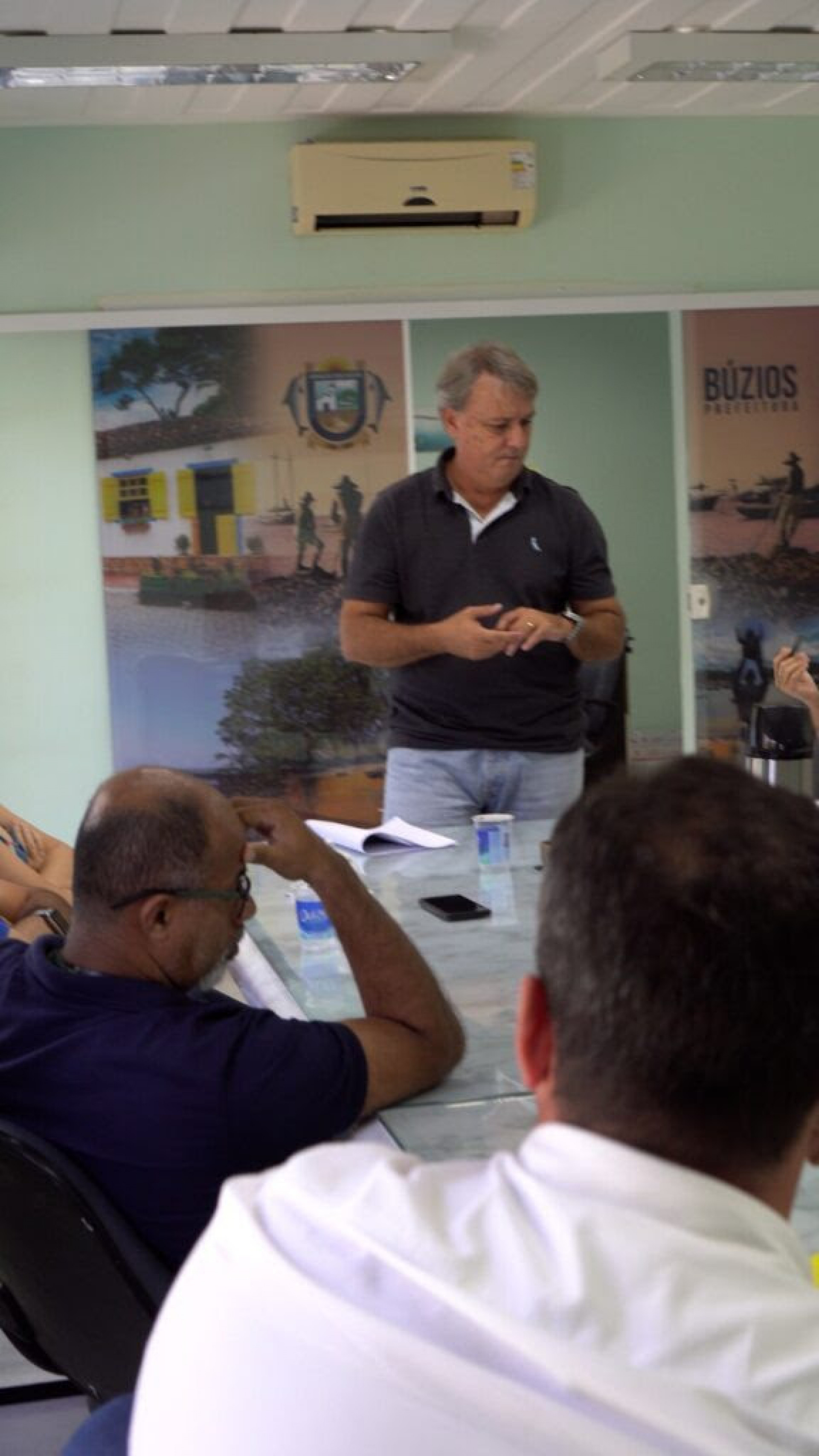 Prefeito Alexandre Martins(REP) durante reunião - Ascom