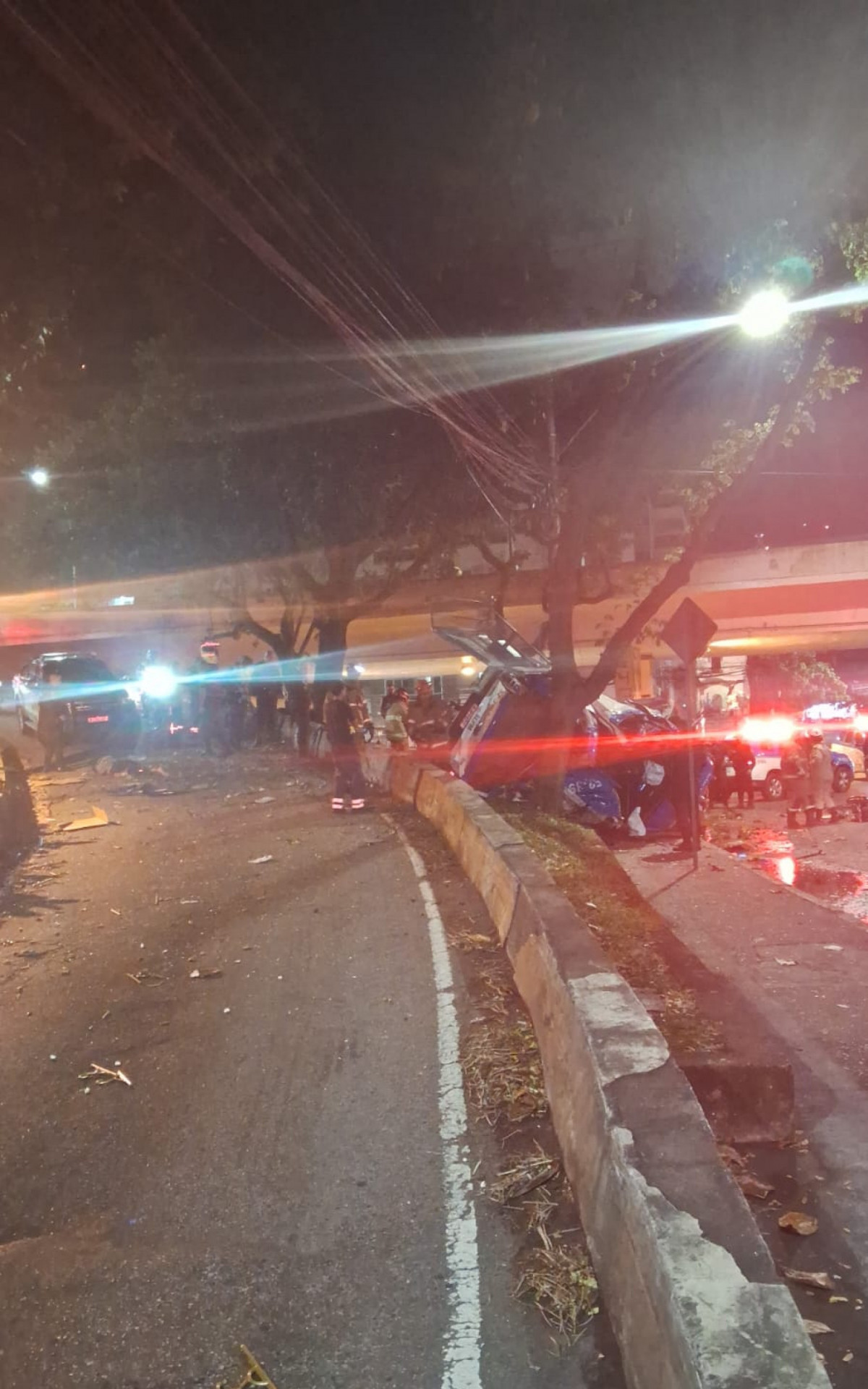 A viatura e o carro onde estavam os suspeitos capotaram - Rede Social