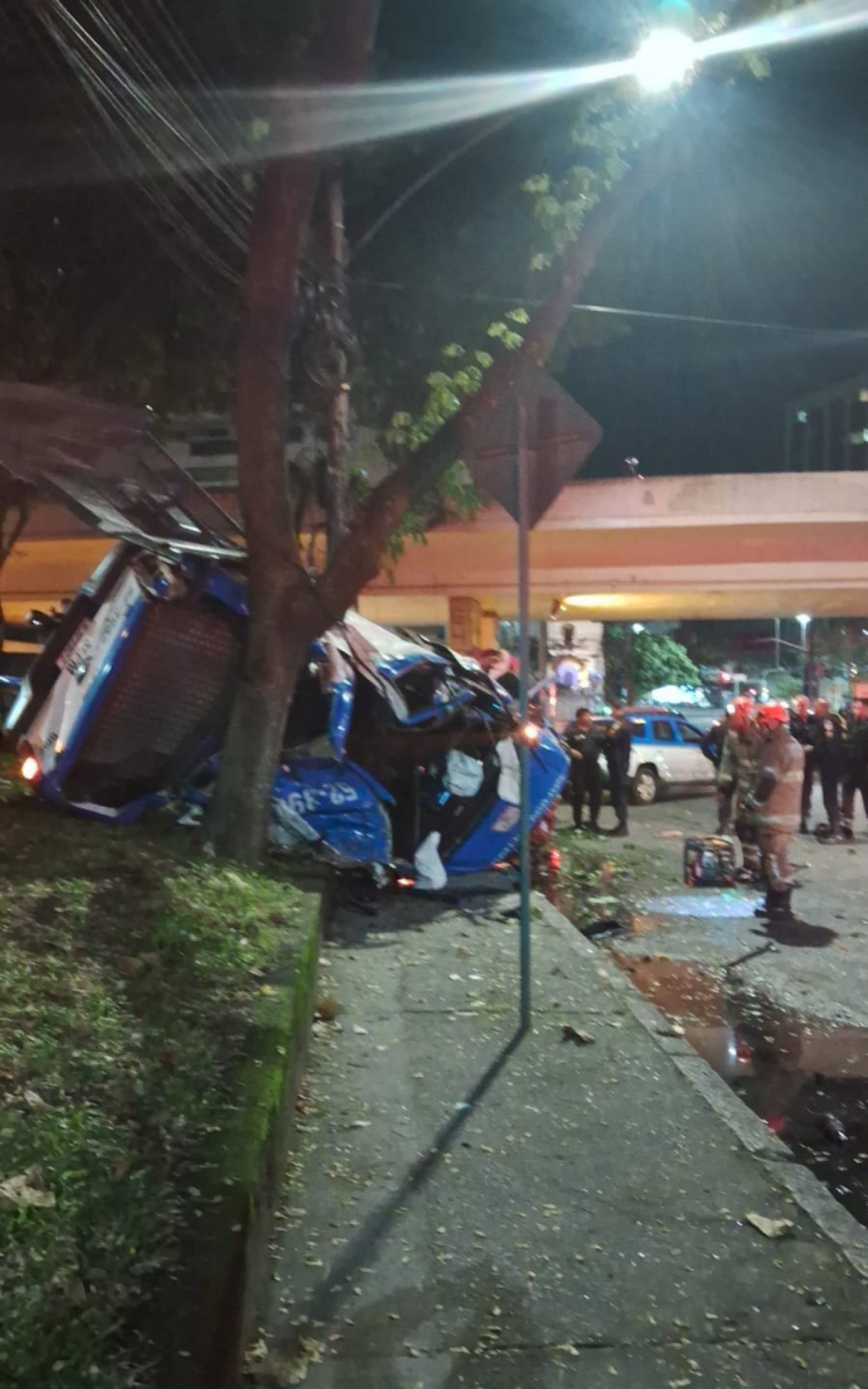 A viatura da PM e o carro onde estavam os suspeitos capotaram - Rede Social