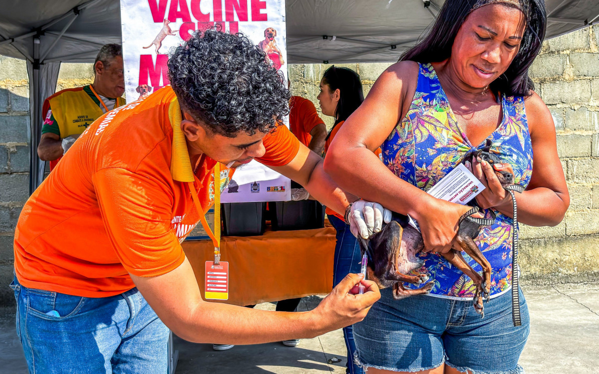 A auxiliar administrativa Rosana Silva gostou da iniciativa e levou o cãozinho Nego para ser vacinado
