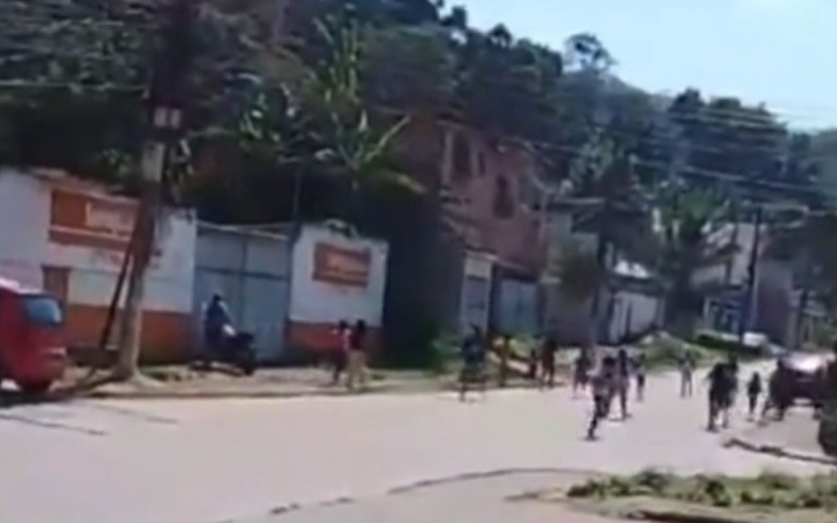 Crianças correram pela Estrada Pastor Antônio Martins, em Queimados, durante tiros - Reprodução