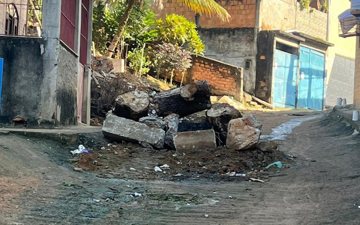 Rua com barricadas colocadas pelo tráfico de drogas
