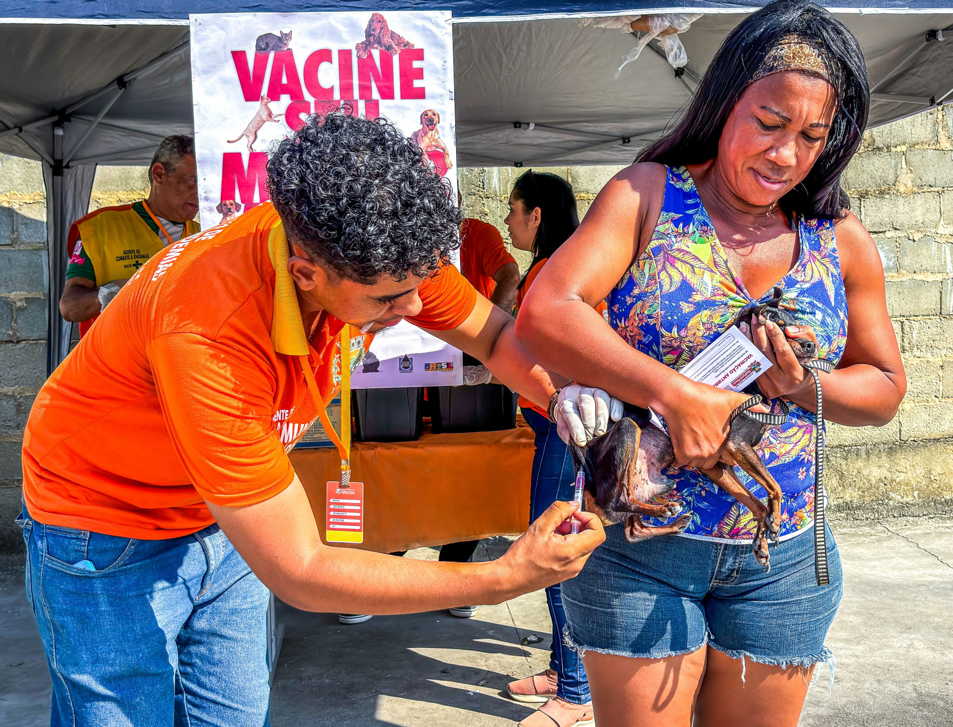 A auxiliar administrativa Rosana Silva gostou da iniciativa e levou o cãozinho Nego para ser vacinado - Rafael Barreto/PMBR