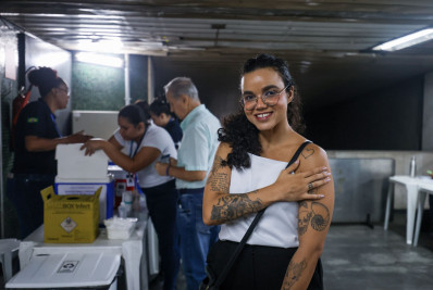 Passageiros aproveitam campanha e tomam vacina contra gripe no metrô