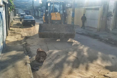 PM retira 7 toneladas de barricadas do tráfico de drogas de duas comunidades em Belford Roxo