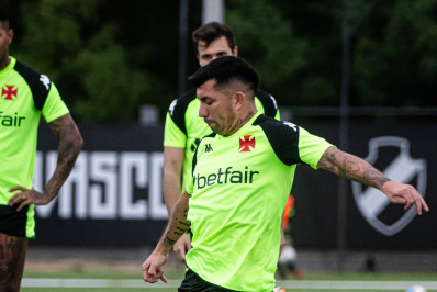 Sem espaço no Vasco, Medel recebe sondagem do Boca Juniors