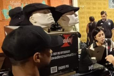 Boina do técnico Álvaro Pacheco faz sucesso e vira moda entre torcedores do Vasco