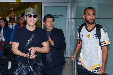 Christian Chávez, do RBD, chega ao Brasil e faz sucesso com fãs