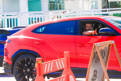 Xamã ostenta carrão avaliado em R$ 4 milhões ao deixar praia da Barra da Tijuca