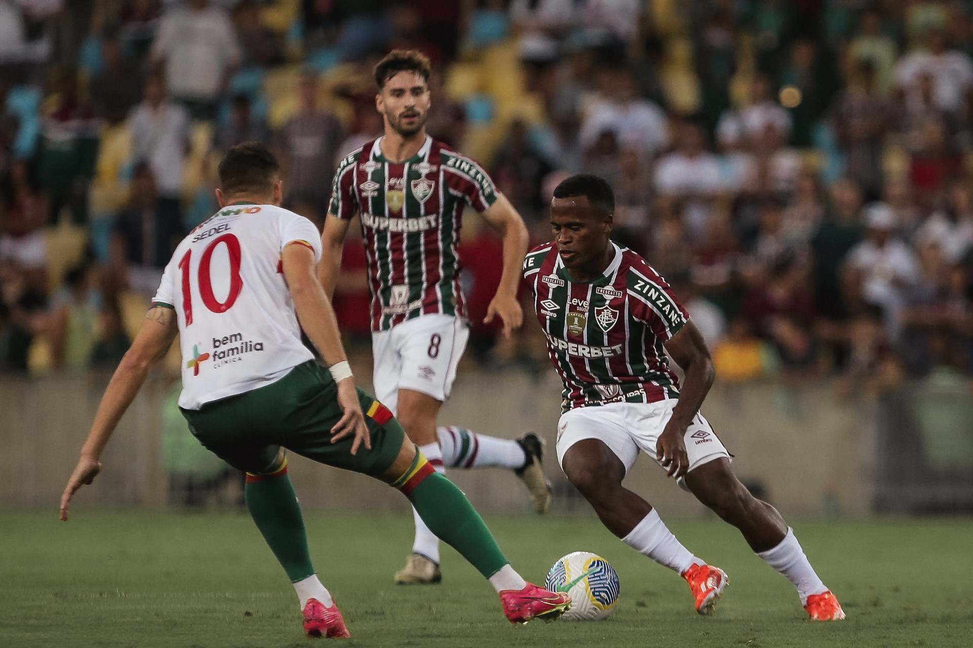 Arias domina a bola diante da marcação: o colombiano fez o primeiro gol e perdeu pênalti no fim do jogo - Lucas Merçon/Fluminense