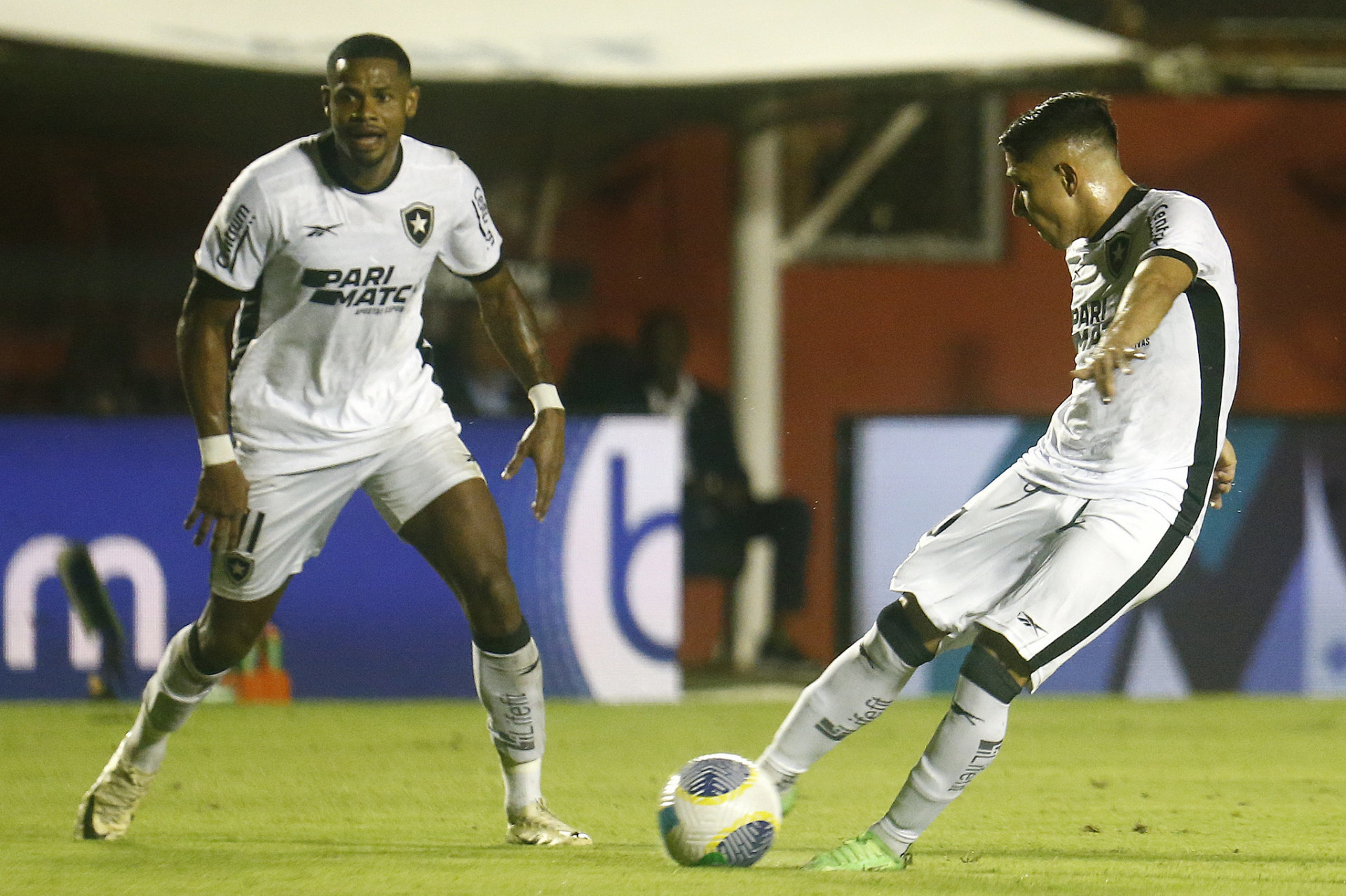 Júnior Santos e Savarino no duelo entre Botafogo e Vitória - Vítor Silva/Botafogo