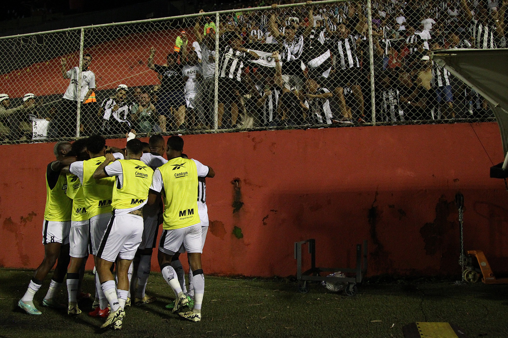 Time do Botafogo comemorando com a torcida presente no Barradão - Vítor Silva/Botafogo