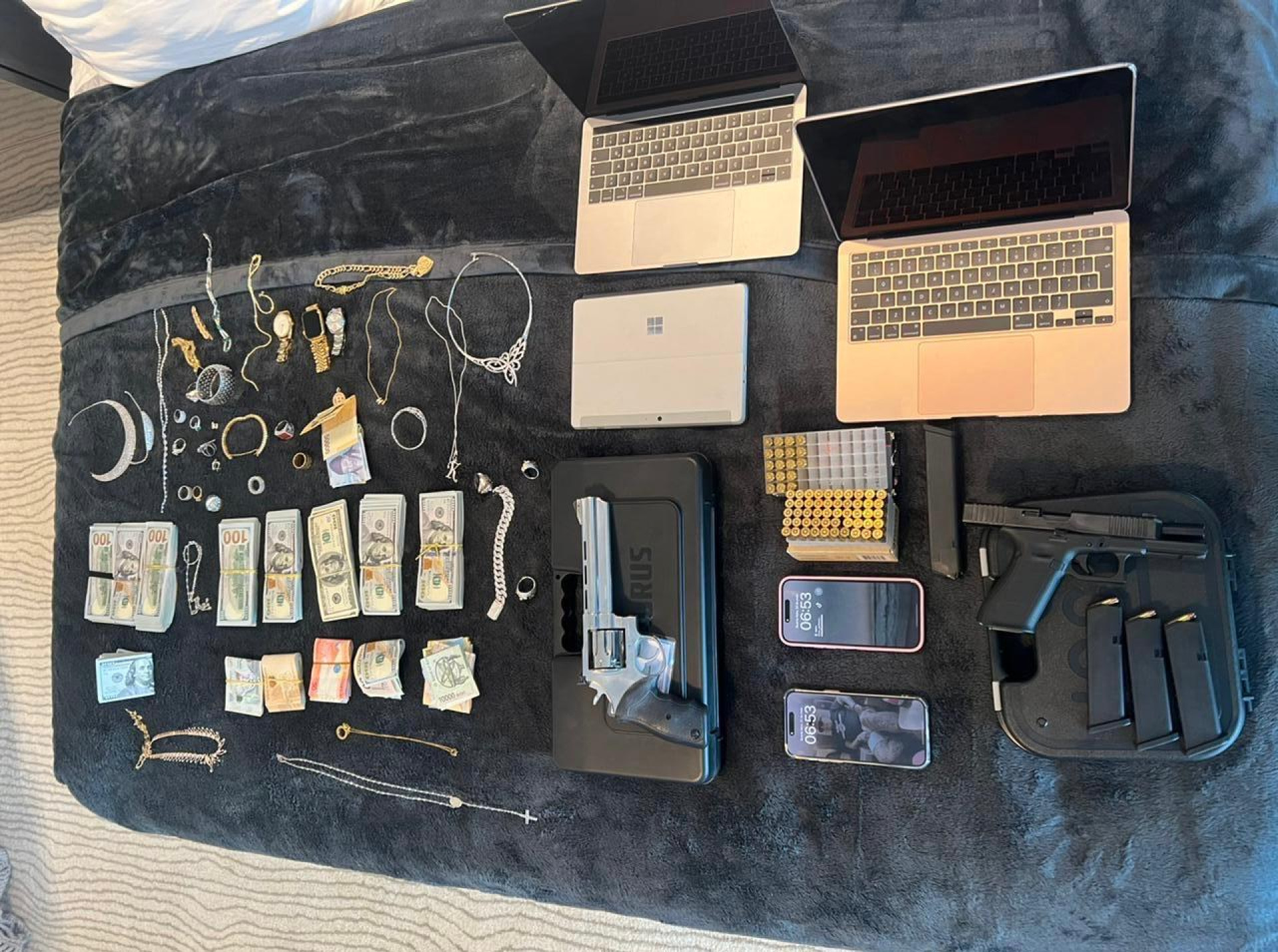 Carros de luxo, pistolas, joias e 80 mil dólares em espécie foram apreendidos durante prisão de mulher na Barra - Divulgação