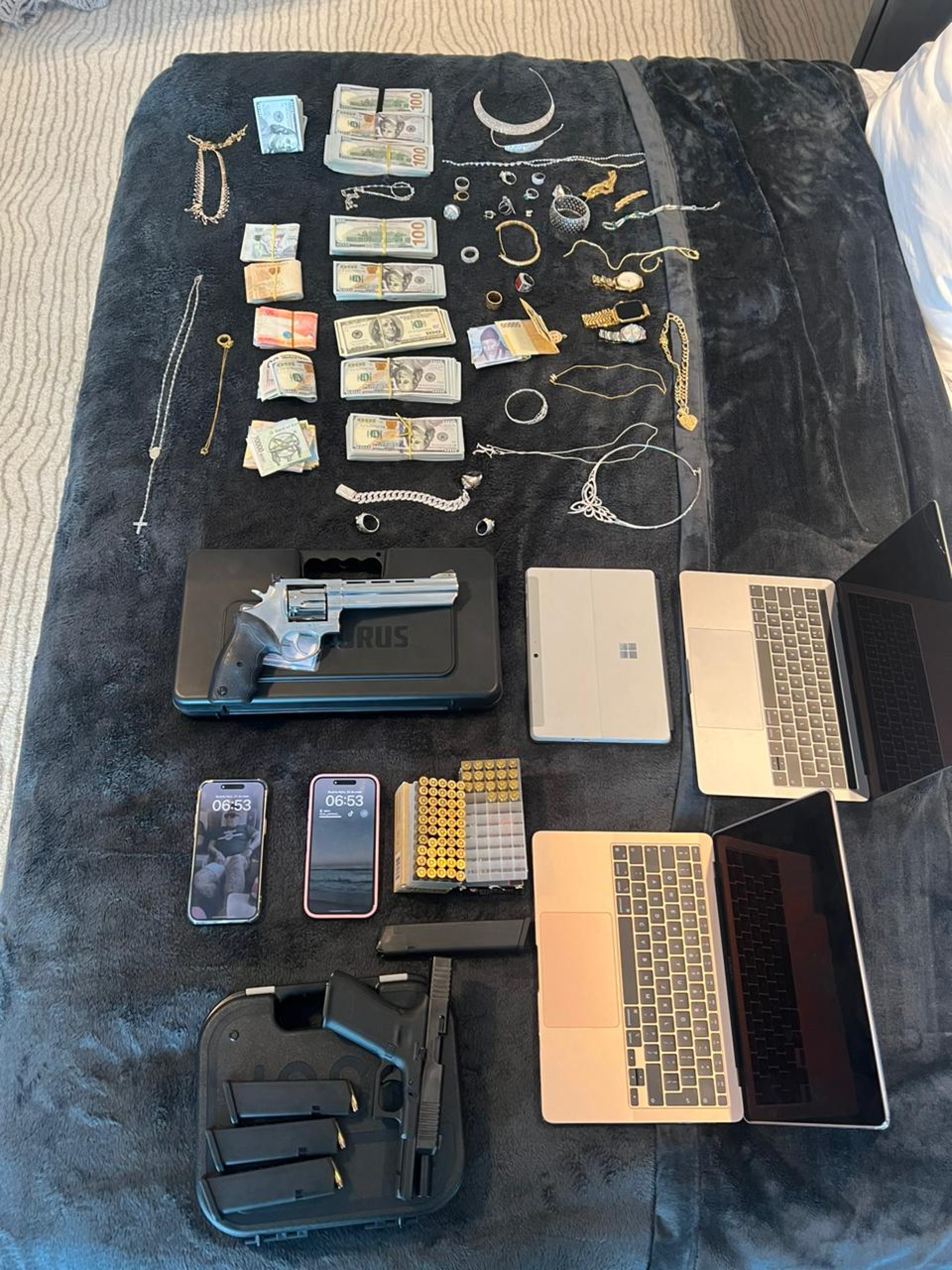 Carros de luxo, pistolas, joias e 80 mil dólares em espécie foram apreendidos durante prisão de mulher na Barra - Divulgação