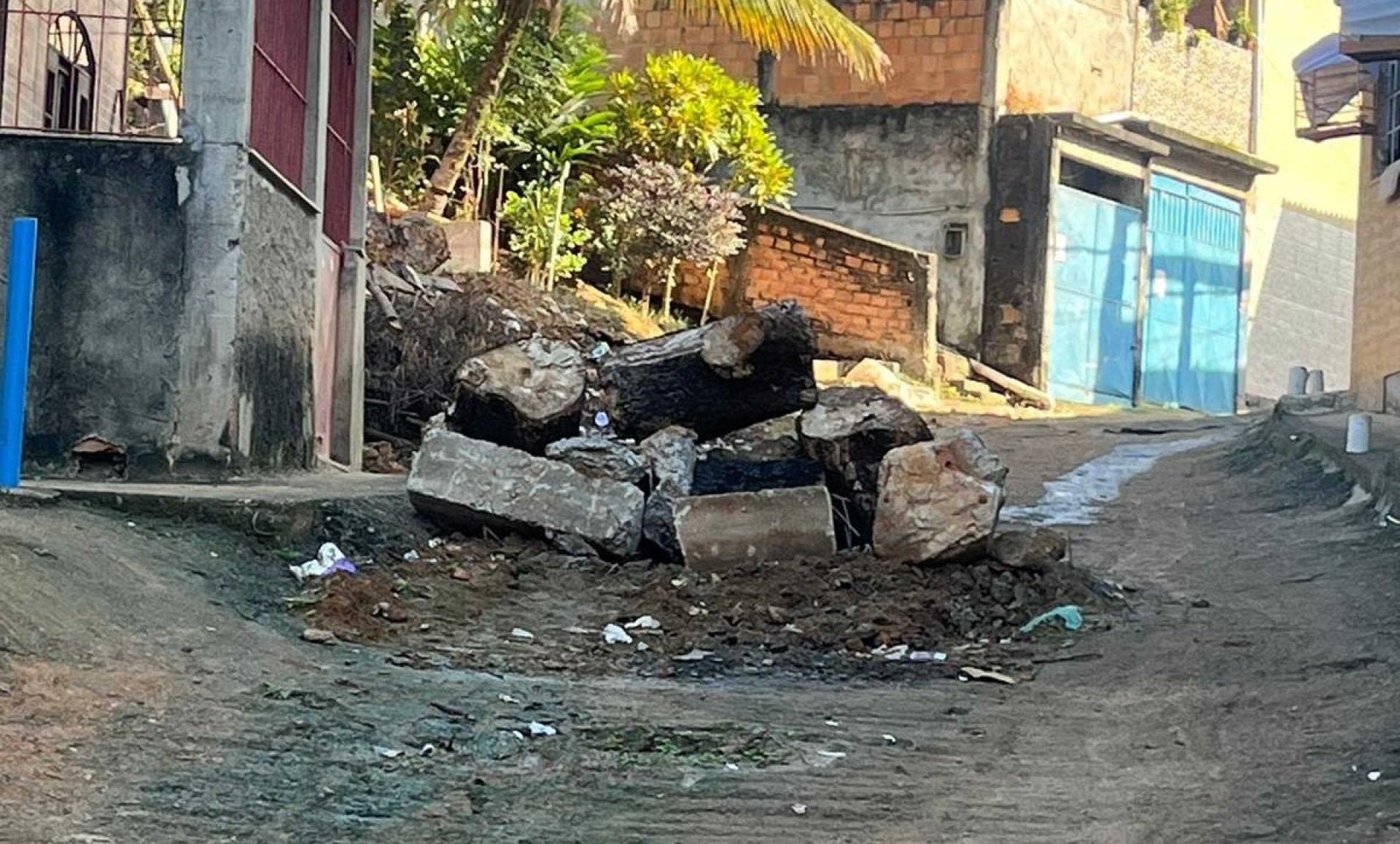 Rua com barricadas colocadas pelo tráfico de drogas - Divulgação / 39º BPM