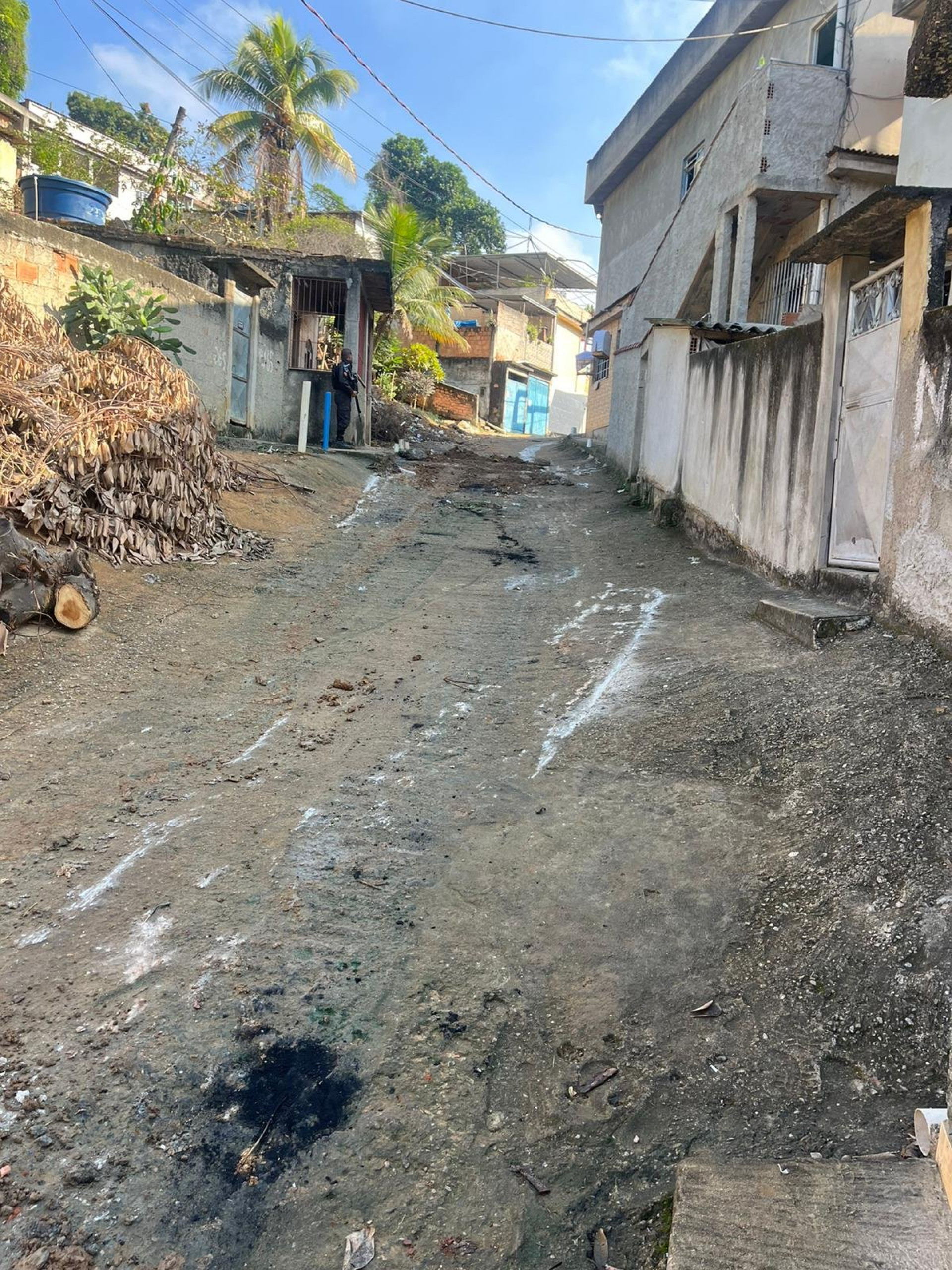 Uma rua com as barricadas retiradas que atrapalhavam o deslocamento livre dos moradores e o acesso para as realiza&ccedil;&otilde;es de obras da Prefeitura de Belford Roxo - Divulga&ccedil;&atilde;o / 39&ordm; BPM