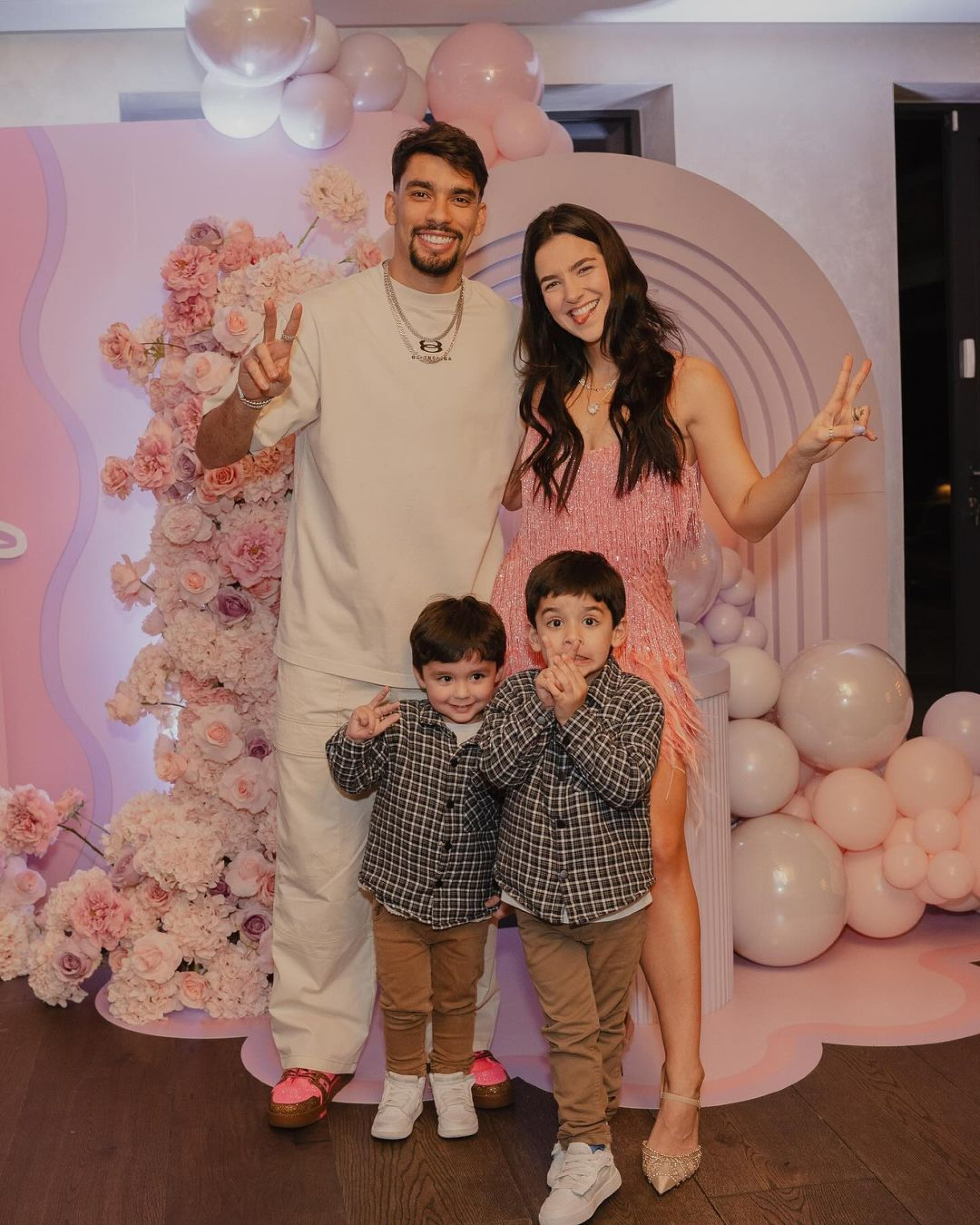 Lucas Paquetá, Duda Fournier e os filhos  - Reprodução / Instagram 