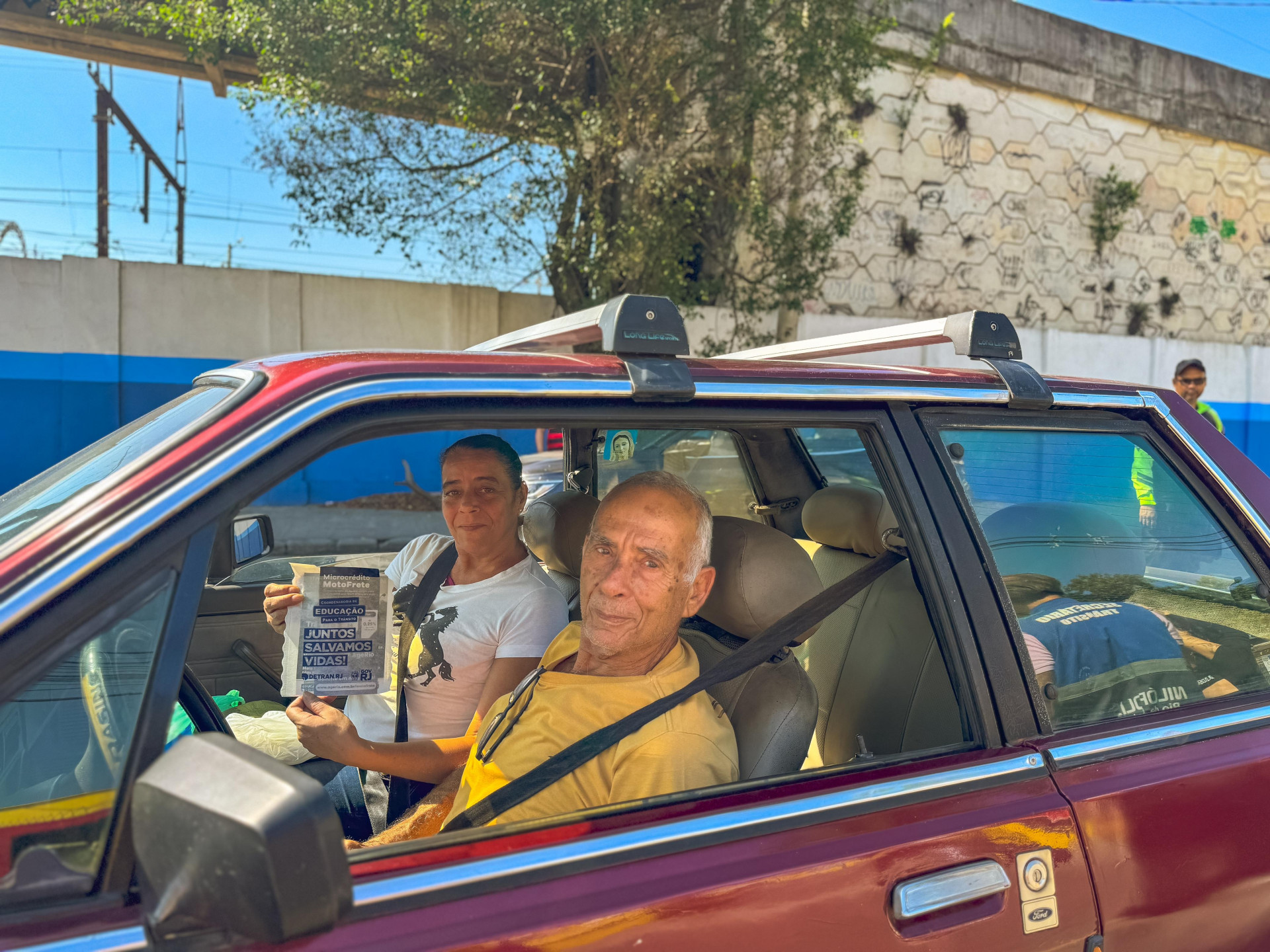 Dirigindo um Ford Del Rey Chia de 1986, o aposentado Sérgio Teixeira, 80, tem anos de experiência no trânsito e gostou da abordagem da Blitz Educativa - Giulia Nascimento / PMN