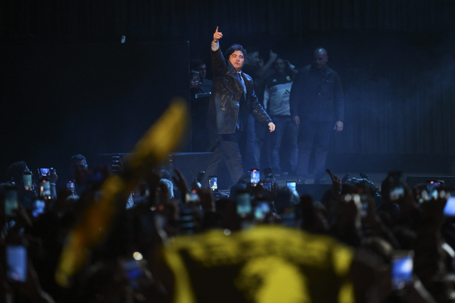 Milei durante o próprio show de rock em Buenos Aires na quarta-feira (22) - Luis Robayo / AFP