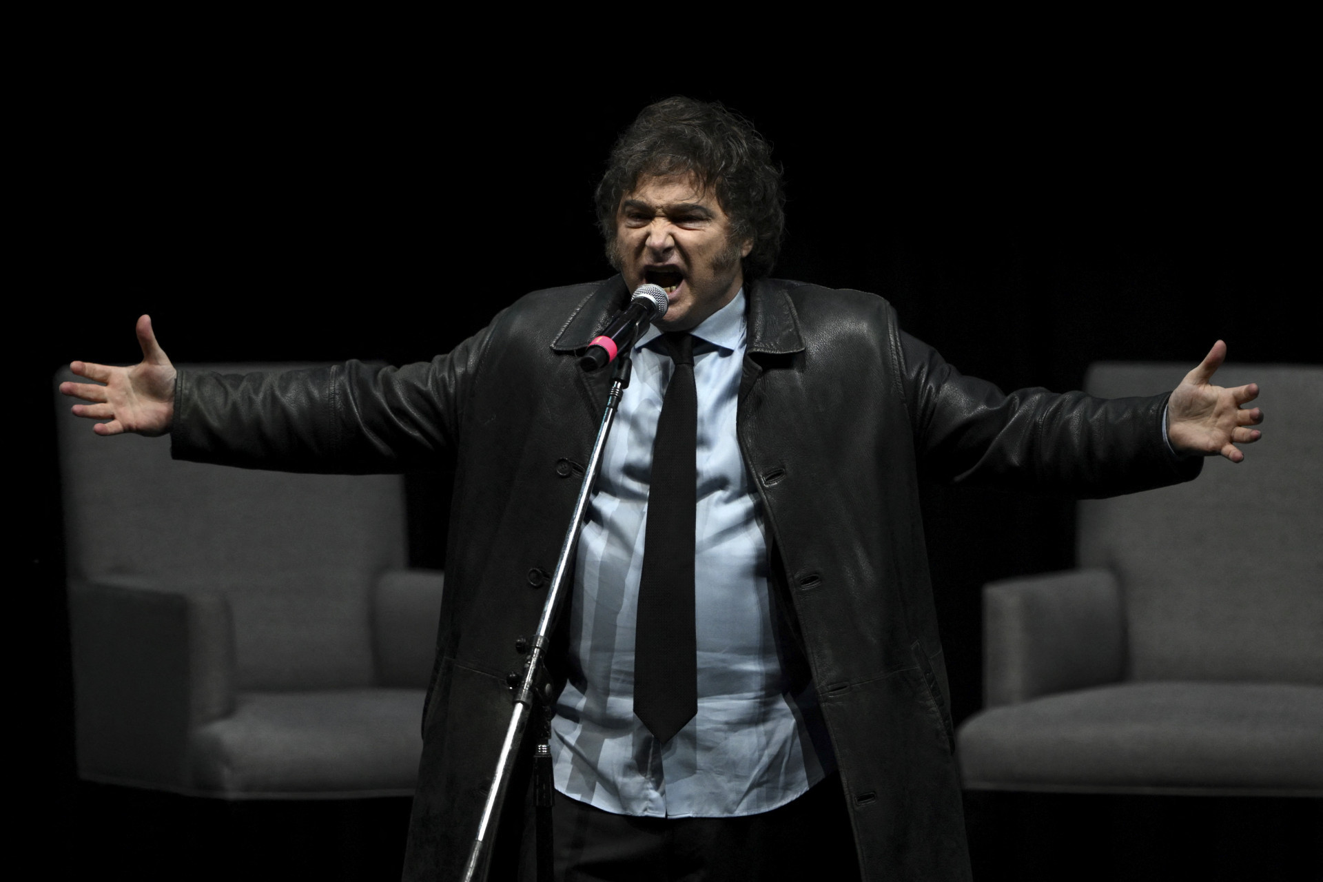 Milei durante o próprio show de rock em Buenos Aires na quarta-feira (22) - Luis Robayo / AFP