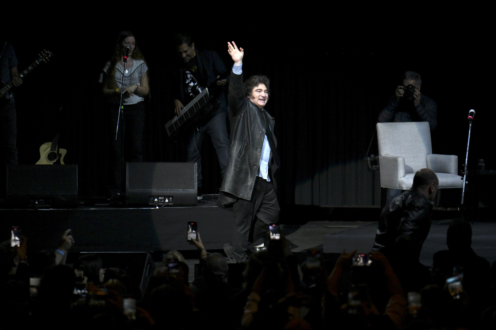 Milei durante o próprio show de rock em Buenos Aires na quarta-feira (22) - Luis Robayo / AFP
