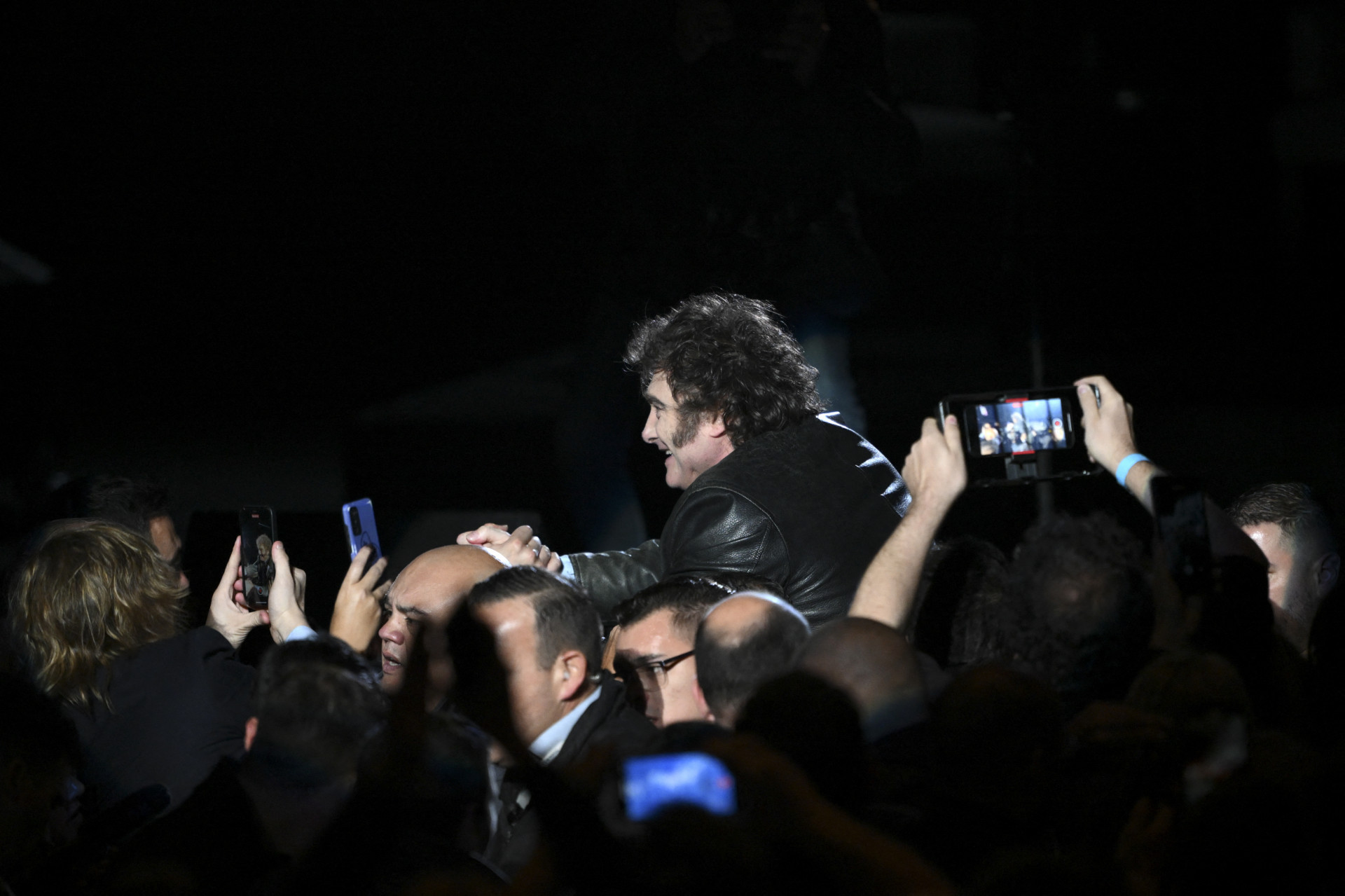Milei durante o próprio show de rock em Buenos Aires na quarta-feira (22) - Luis Robayo / AFP