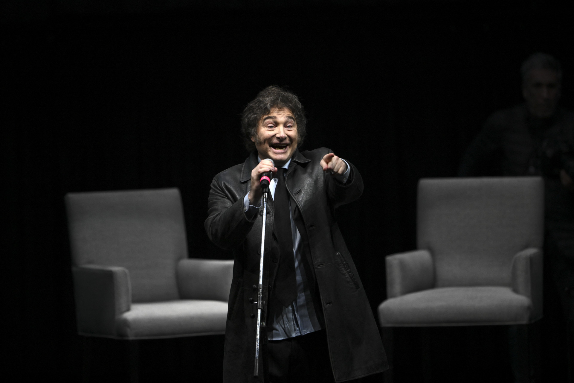 Milei durante o próprio show de rock em Buenos Aires na quarta-feira (22) - Luis Robayo / AFP