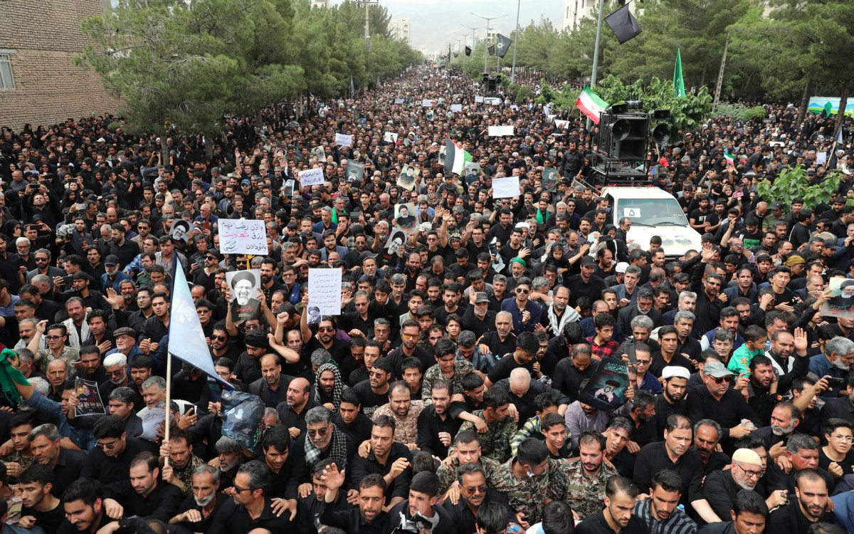 Pessoas em luto comparecem ao funeral do presidente Ebrahim Raisi 
