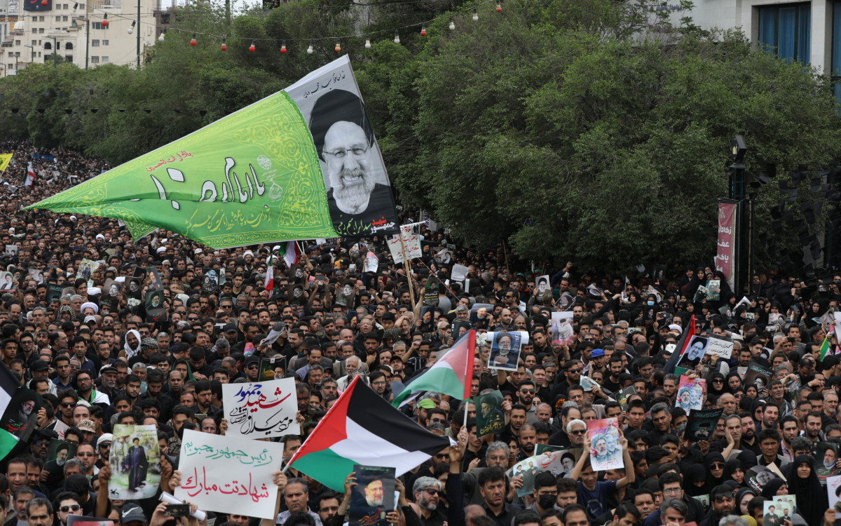 Pessoas em luto comparecem ao funeral do presidente Ebrahim Raisi 