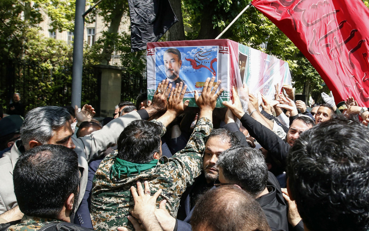 Pessoas em luto comparecem ao funeral do ministro de Rela&ccedil;&otilde;es Exteriores