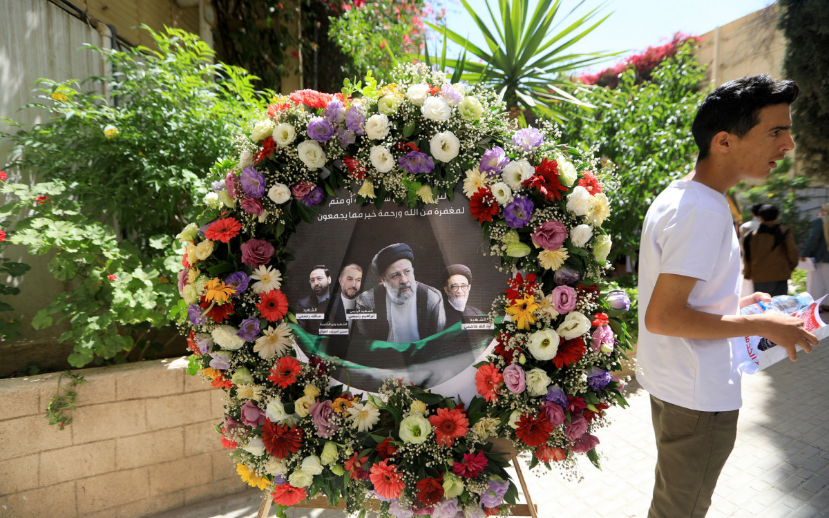 Pessoas em luto comparecem ao funeral do presidente Ebrahim Raisi 