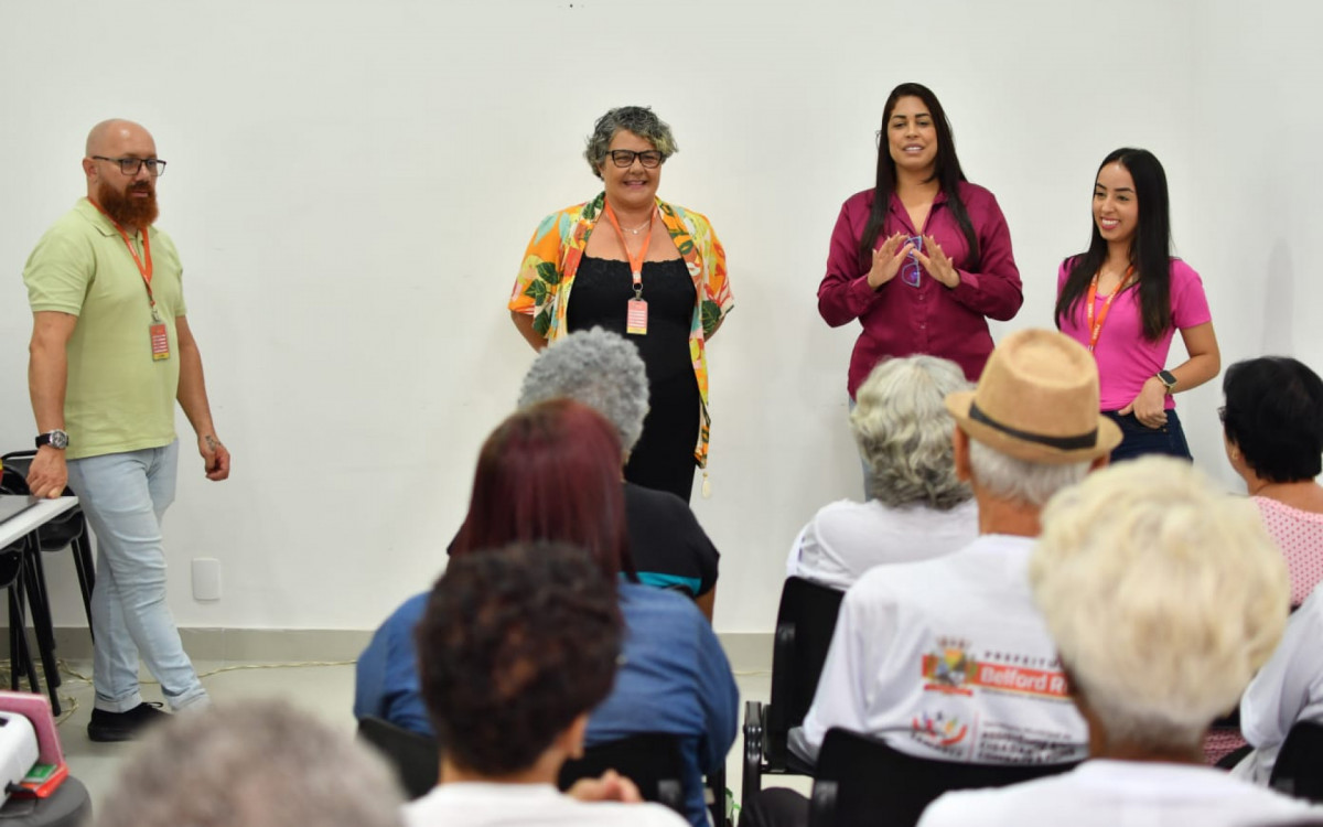 A secretária Clarice Santos (3ª da esquerda para a direita) destacou a importância da qualidade nutricional