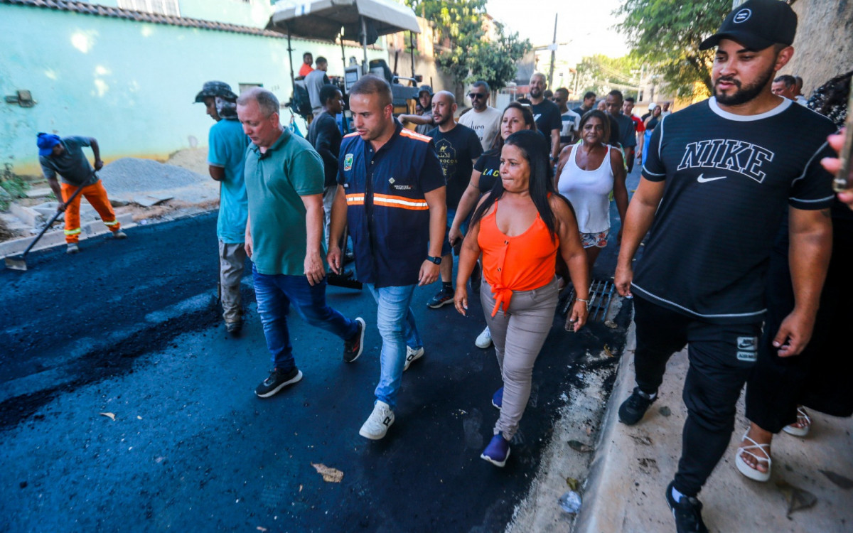 O secretário Matheus Carneiro vistoriou as obras das ruas Aibu e Aracuã, no bairro Santa Amélia