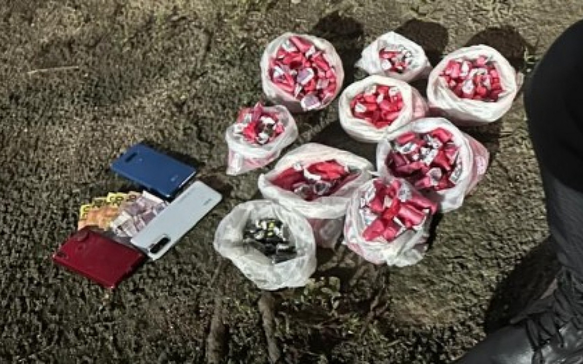  410 cápsulas de cocaína, 25 buchas de maconha e R$ 110 em espécie 
