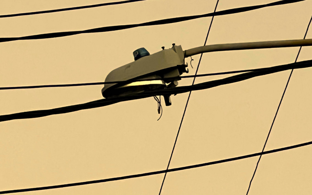 A situação é particularmente crítica na Rua Diniz Roque de Santana, que começa na Avenida dos Bandeirantes