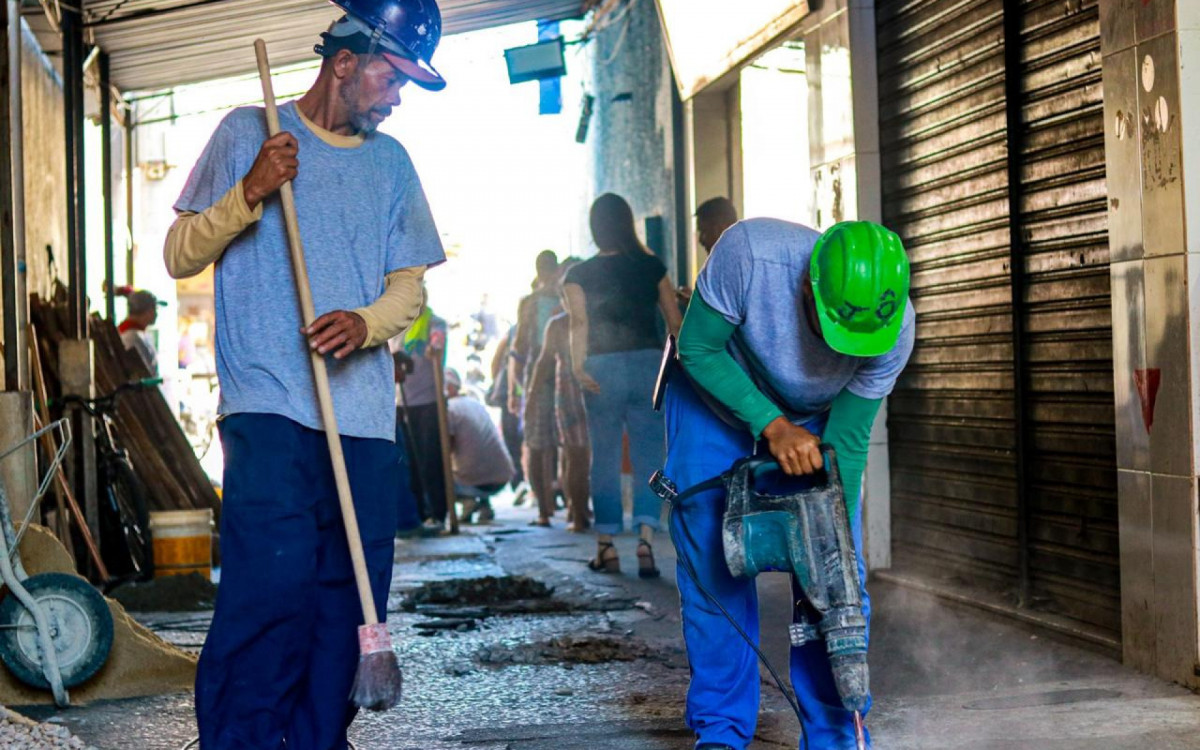 A obra contará com demolição do piso, remoção do telhado, drenagem e esgoto. Será instalada nova estrutura e cobertura