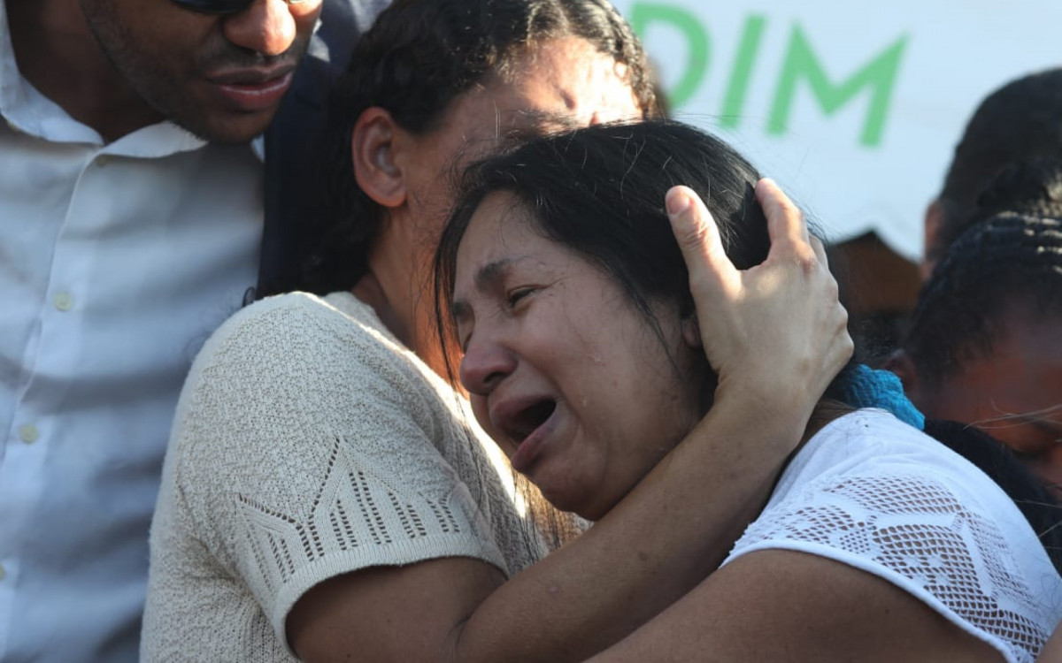 M&atilde;e de Bruno Paulo falou com a imprensa durante sepultamento - Pedro Teixeira/ Ag&ecirc;ncia O Dia