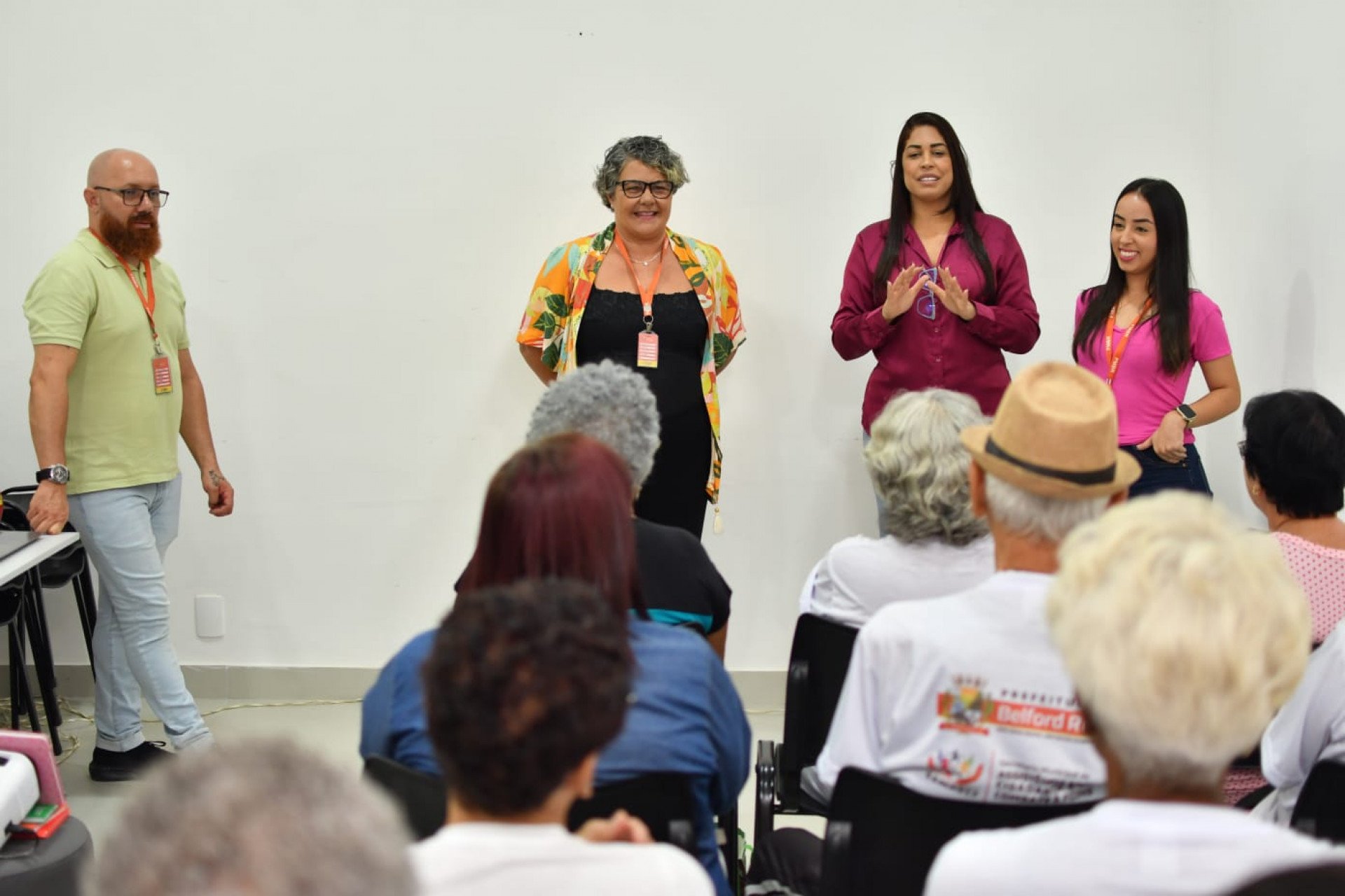 A secretária Clarice Santos (3ª da esquerda para a direita) destacou a importância da qualidade nutricional - Jeovani Campos / PMBR