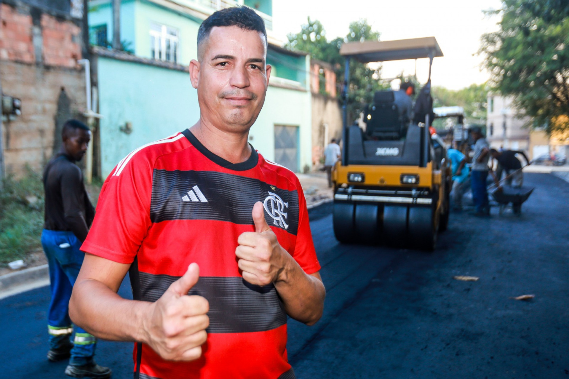 O mec&acirc;nico e morador de Santa Am&eacute;lia, Edmilson Pereira, ficou contente ao ver as ruas pavimentadas - Rafael Barreto/PMBR
